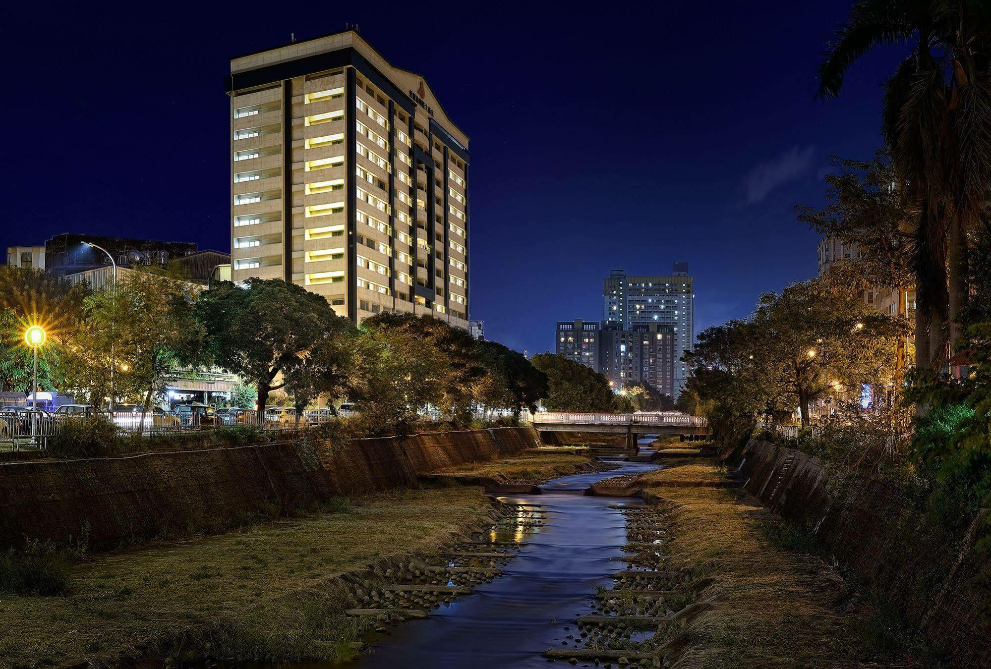 Aeris International Hotel Taichung Extérieur photo